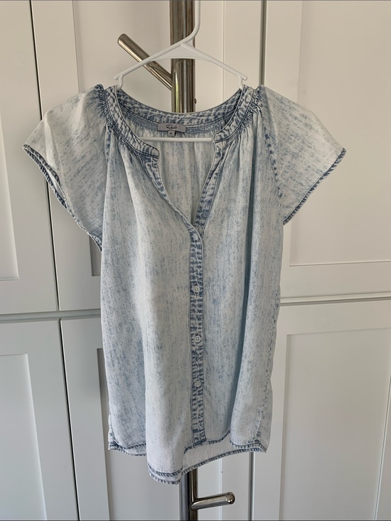 Rails Tops - Rails Light Acid Wash Chambray Flutter Sleeve Alena Blouse, Size XS (oversized)